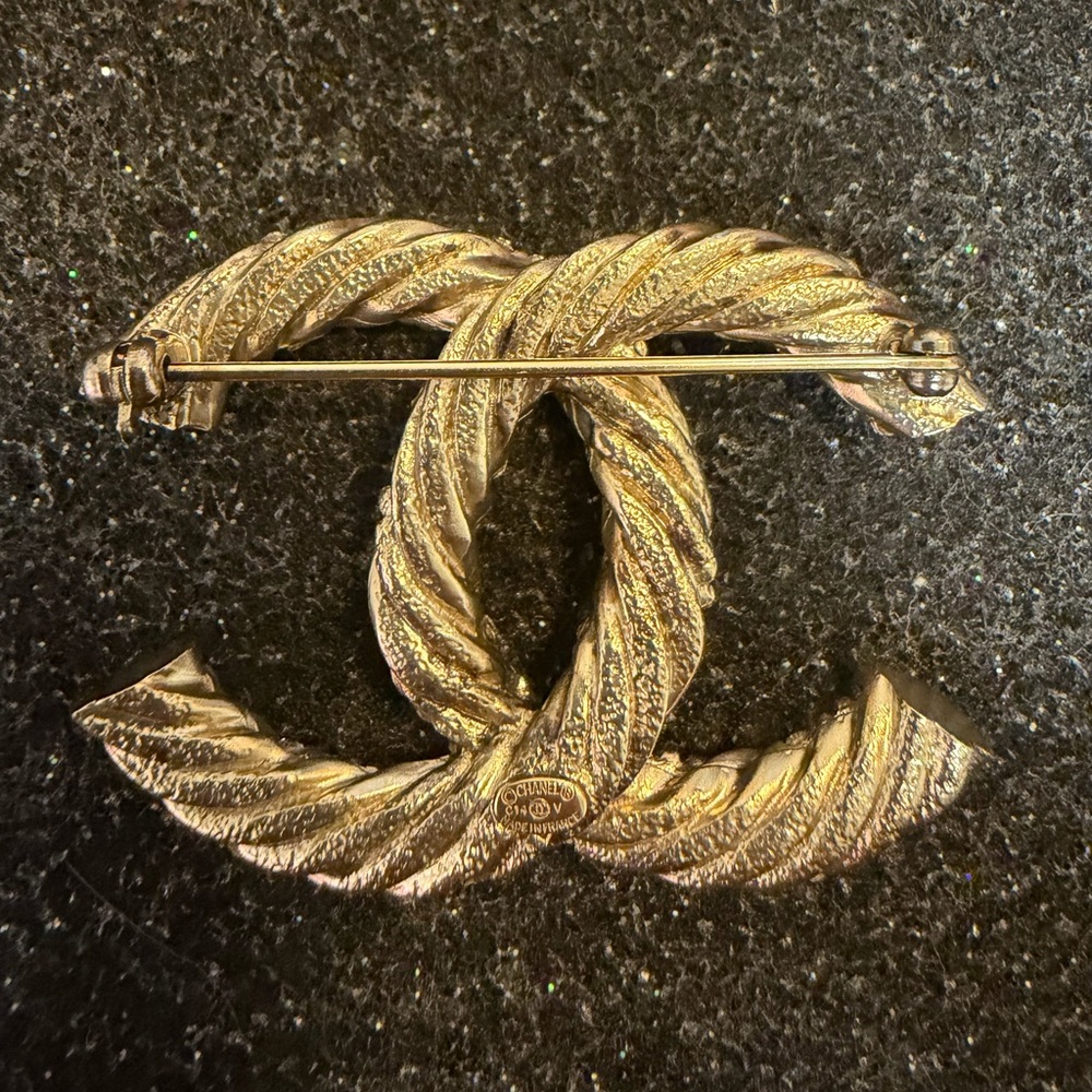 CHANEL Twisted Gold and Crystal Brooch - Picture 7 of 9
